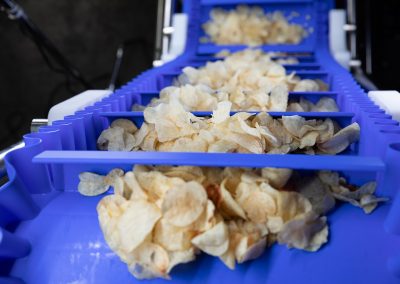 Ein Förderband in der Lebensmittelindustrie fördert Chips